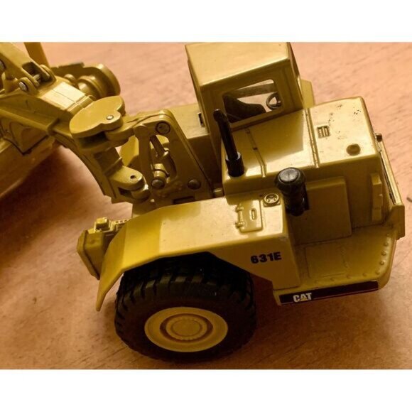 1:50 Norscot CAT 631E Caterpillar Die-Cast Scraper Tractor - Picture 11 of 12
